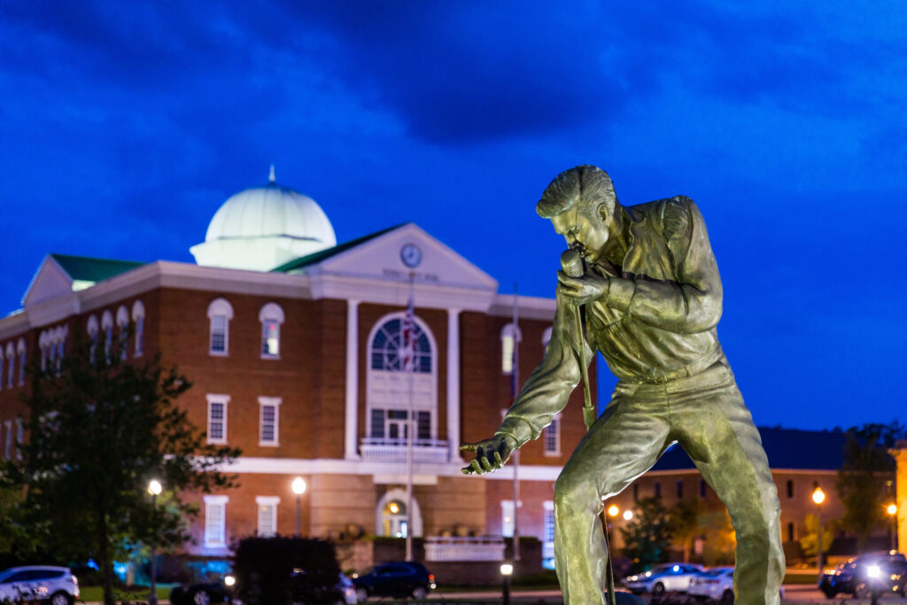 Elvis-Presley-statue-with-Tupelo-Courthouse-in-Tupelo-Mississippi-USA-TRUE-amerika-america-amerika-rundreisen-usa-kanada-reiseveranstalter-individuelle-usa-reisen-abenteuer-stars-hollywood-movie-blockbuster-golden-gate-brigde-freiheitsstatue