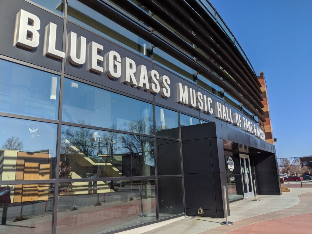 Bluegrass-Music-Hall-of-Fame-and-Museum-in-Owensboro-Kentucky-USA-TRUE-amerika-america-amerika-rundreisen-usa-kanada-reiseveranstalter-individuelle-usa-reisen-abenteuer-stars-hollywood-movie-blockbuster-golden-gate-brigde-freiheitsstatue