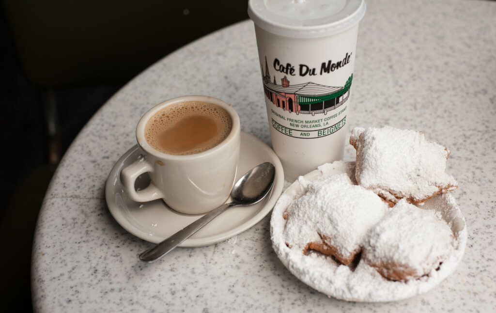 Cafe-Du-Monde-New-Orleans-Louisiana-USA-TRUE-amerika-america-amerika-rundreisen-usa-kanada-reiseveranstalter-individuelle-usa-reisen-abenteuer-stars-hollywood-movie-blockbuster-golden-gate-brigde-freiheitsstatue