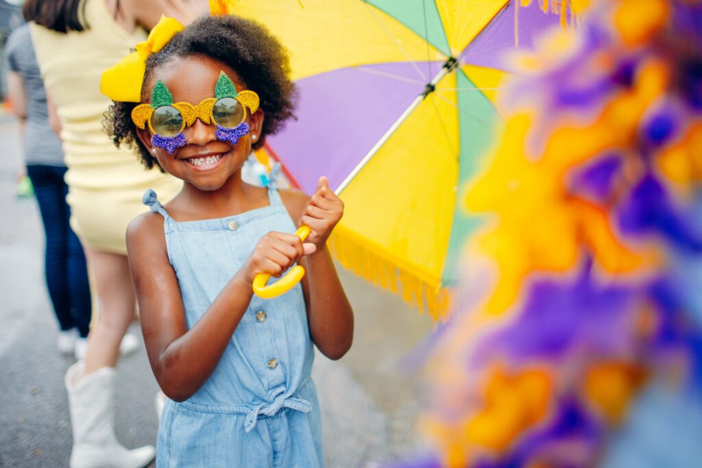 Young-girl-holding-umbrella-at-street-party-Mardi-Gras-Street-Parade-New-Orleans-French-Quarter-Louisiana-USA-TRUE-amerika-america-amerika-rundreisen-usa-kanada-reiseveranstalter-individuelle-usa-reisen-abenteuer-stars-hollywood-movie-blockbuster-golden-gate-brigde-freiheitsstatue