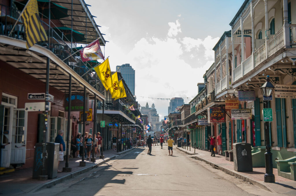 Borbon-Street-at-the-French-Quarter-in-New- Orleans-Louisiana-USA-TRUE-amerika-america-amerika-rundreisen-usa-kanada-reiseveranstalter-individuelle-usa-reisen-abenteuer-stars-hollywood-movie-blockbuster-golden-gate-brigde-freiheitsstatue