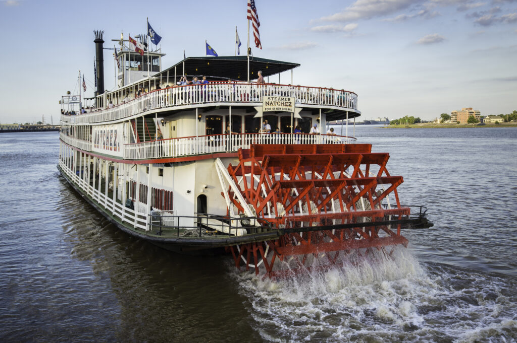 Steamboat-Natchez-sails-for-a-jazz-dinner-cruise-on-the-Mississippi-River-in-New-Orleans-Louisiana-USA-TRUE-amerika-america-amerika-rundreisen-usa-kanada-reiseveranstalter-individuelle-usa-reisen-abenteuer-stars-hollywood-movie-blockbuster-golden-gate-brigde-freiheitsstatue