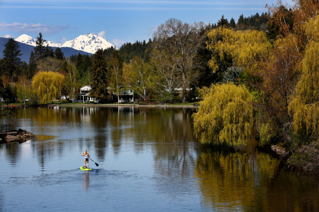 Mirror-Pond-in-Bend-Oregon-USA-TRUE-amerika-america-amerika-rundreisen-usa-kanada-reiseveranstalter-individuelle-usa-reisen-abenteuer-stars-hollywood-movie-blockbuster-golden-gate-brigde-freiheitsstatue