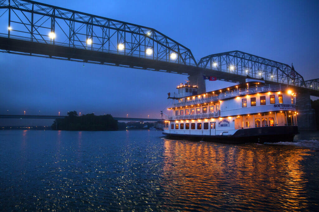 The-Southern-Belle-Riverboat-on-the-Tennessee-River-at-Sunset-USA-TRUE-amerika-america-amerika-rundreisen-usa-kanada-reiseveranstalter-individuelle-usa-reisen-abenteuer-stars-hollywood-movie-blockbuster-golden-gate-brigde-freiheitsstatue